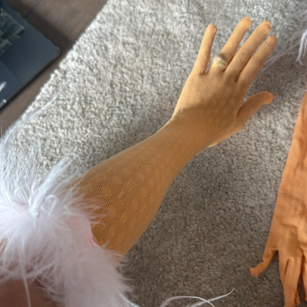 New Poster Girl Gwenevere Gloves in Papaya